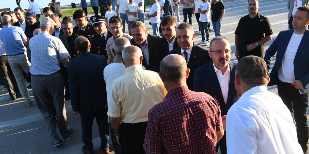 İçişleri Bakan Yardımcısı Bülent Turan, bayram namazını Lapseki'de kıldı