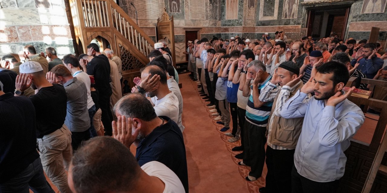 İstanbul'daki camilerde bayram namazı kılındı