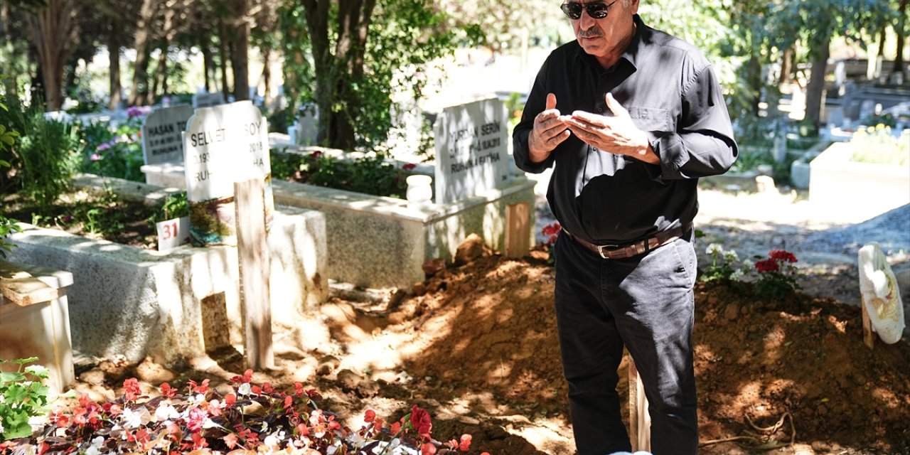 Eyüpsultan'daki kazada hayatını kaybeden Oğuz Murat Aci'nin babası oğlunun kabrini ziyaret etti
