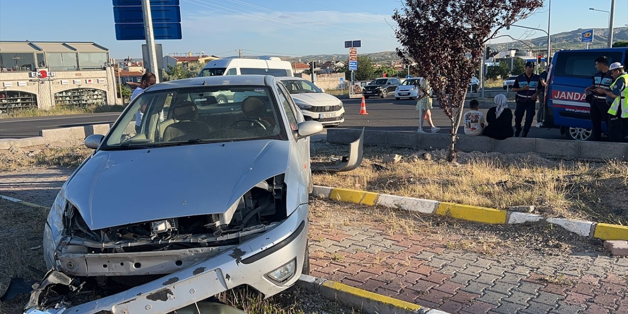 Nevşehir'de iki otomobilin çarpışması sonucu 3 kişi yaralandı