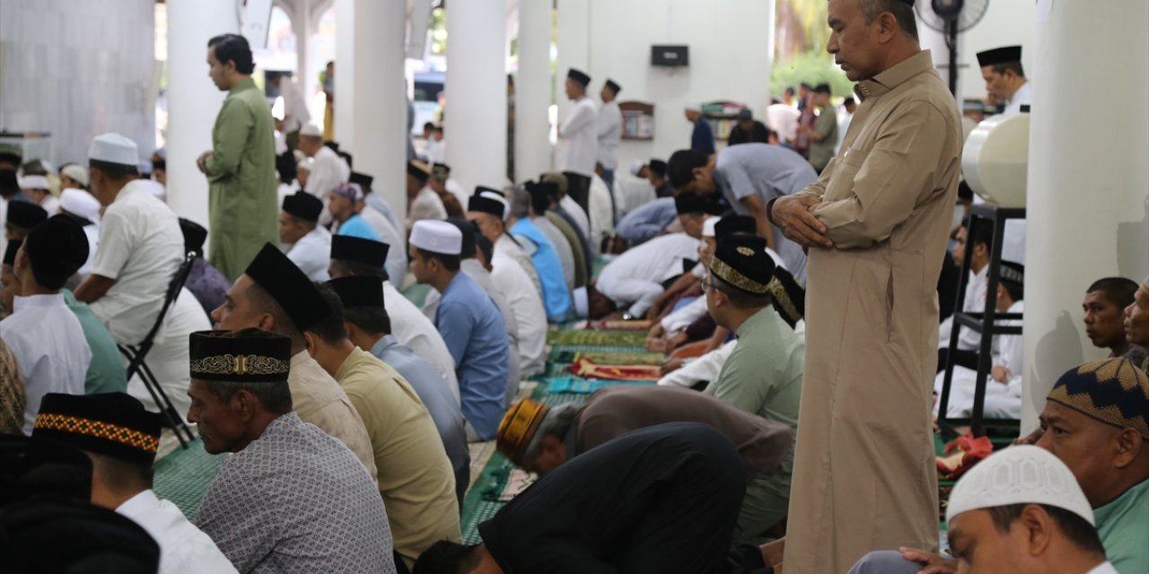 Endonezya'da Müslümanlar bayram namazı için camilere akın etti