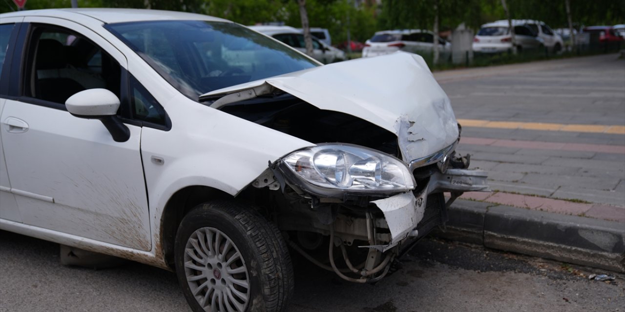 Erzurum'da otomobil ile hafif ticari aracın çarpıştığı kazada 5 kişi yaralandı