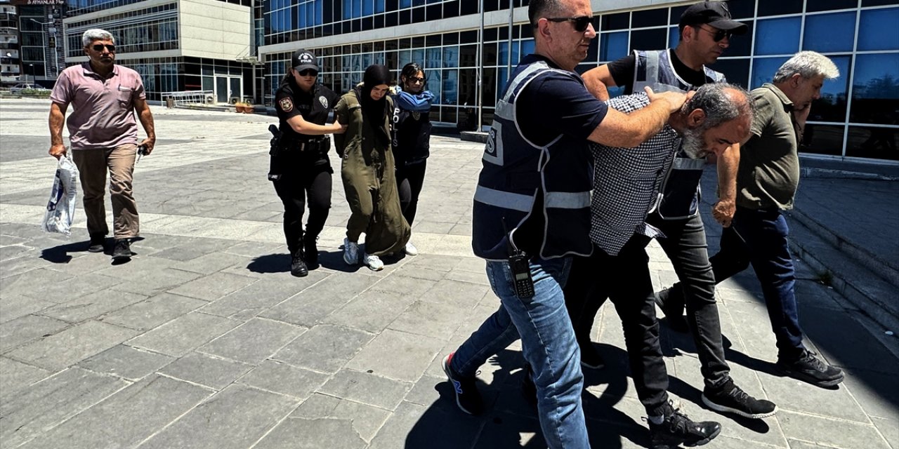 Kayseri'de Atatürk Anıtı'na baltayla zarar veren 2 şüpheli adliyede