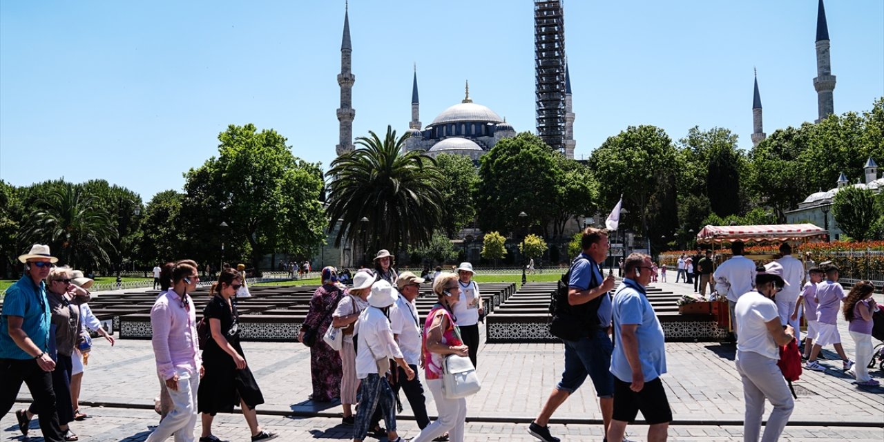 İstanbul'un tarihi ve turistik yerlerinde bayram yoğunluğu yaşanıyor