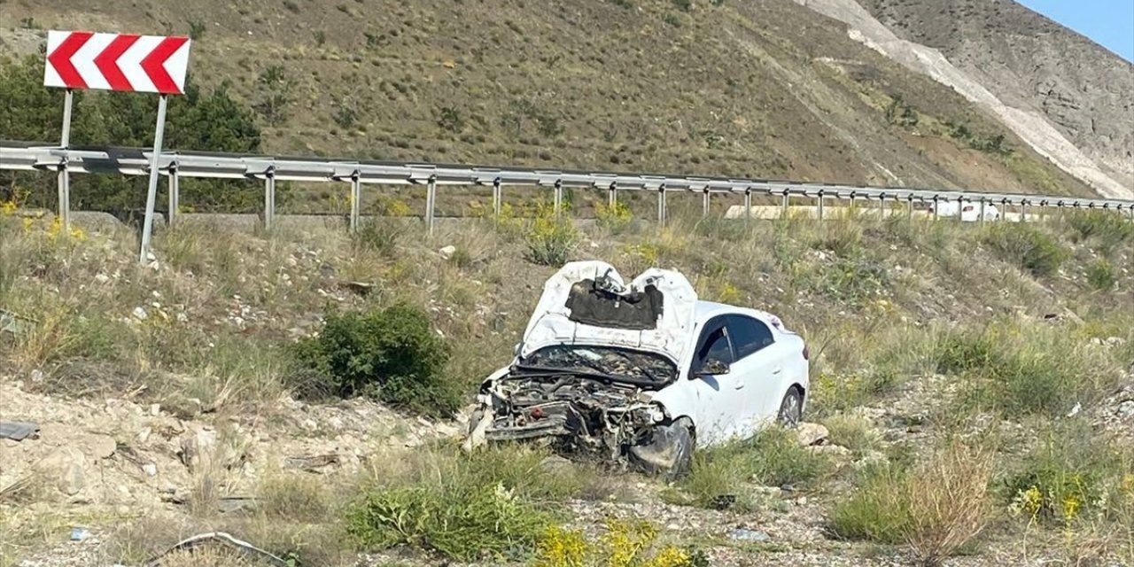 Erzincan’da şarampole devrilen araçtaki 2 kişi yaralandı