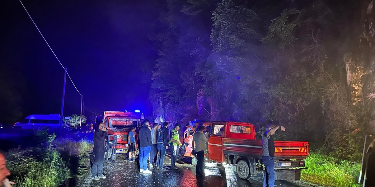 Rize'de iki kamyonetin çarpıştığı kazada 4 kişi yaralandı