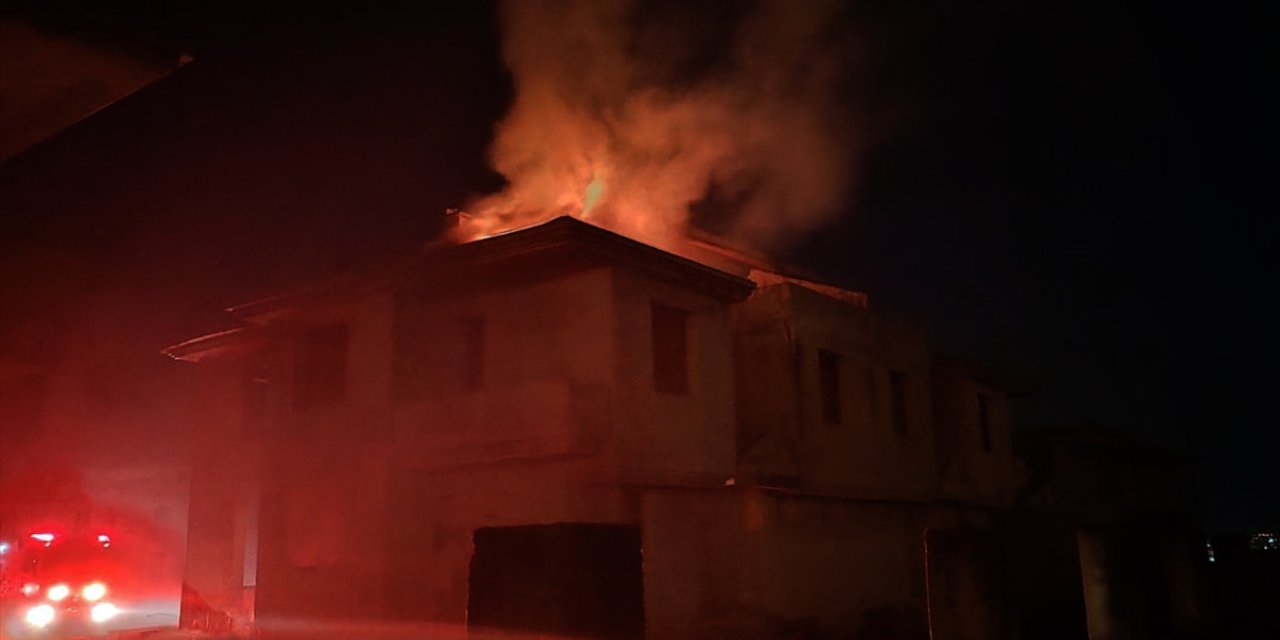 İzmir'de otluk alanda çıkıp inşaat halindeki binalara sıçrayan yangın söndürüldü