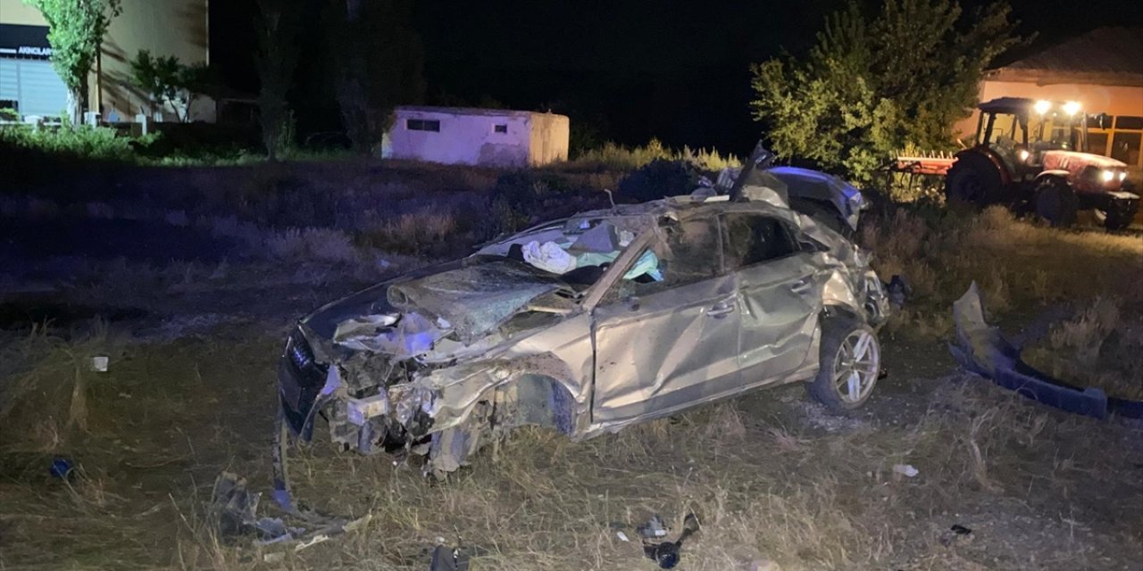 Sivas'ta devrilen otomobilin sürücüsü hayatını kaybetti