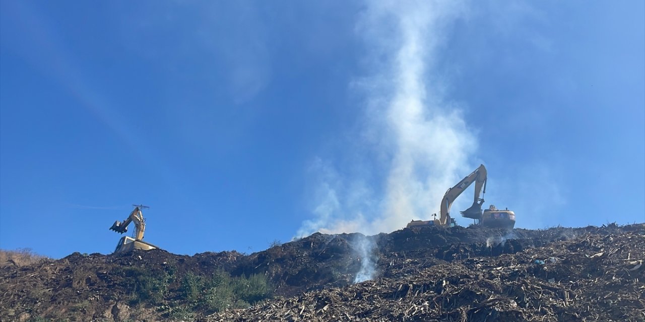 Sarıyer'de belediyeye ait depolama alanındaki yangının soğutma çalışmaları sürüyor