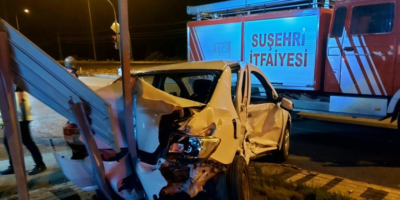 Sivas'ta iki otomobilin çarpıştığı kazada 10 kişi yaralandı