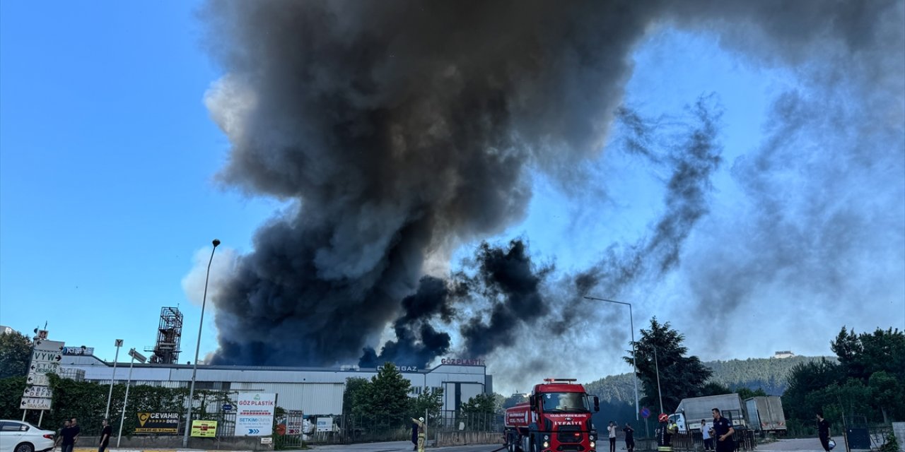 Tuzla'da fabrikada çıkan yangına itfaiye müdahale ediyor