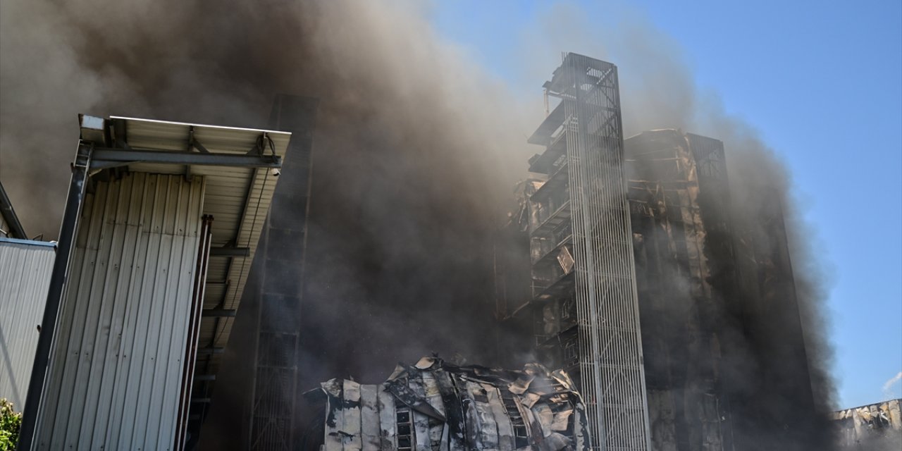 GÜNCELLEME 2 - Tuzla'da fabrikada çıkan yangına itfaiye müdahale ediyor