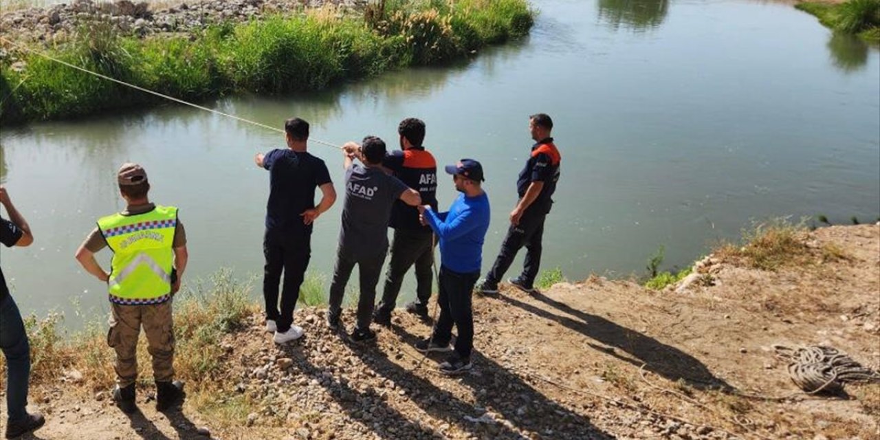 Siirt'te suyun yükselmesi sonucu çayda mahsur kalan 5 kişi kurtarıldı
