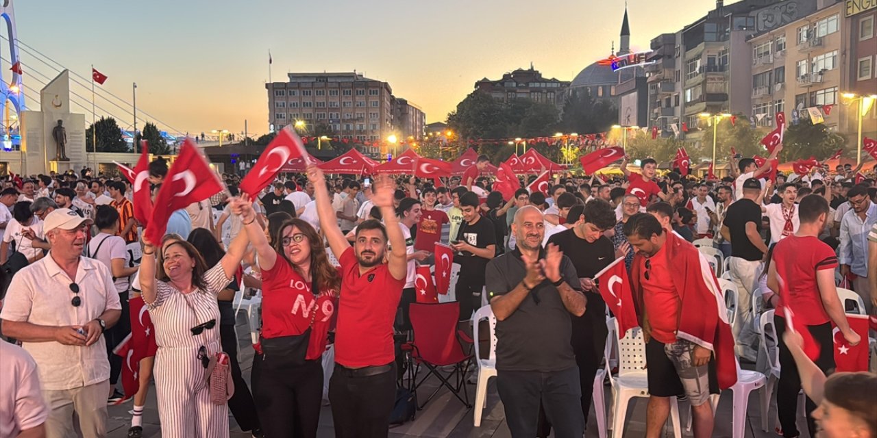 Kocaeli'de Türkiye-Gürcistan maçı meydana kurulan dev ekrandan izlendi