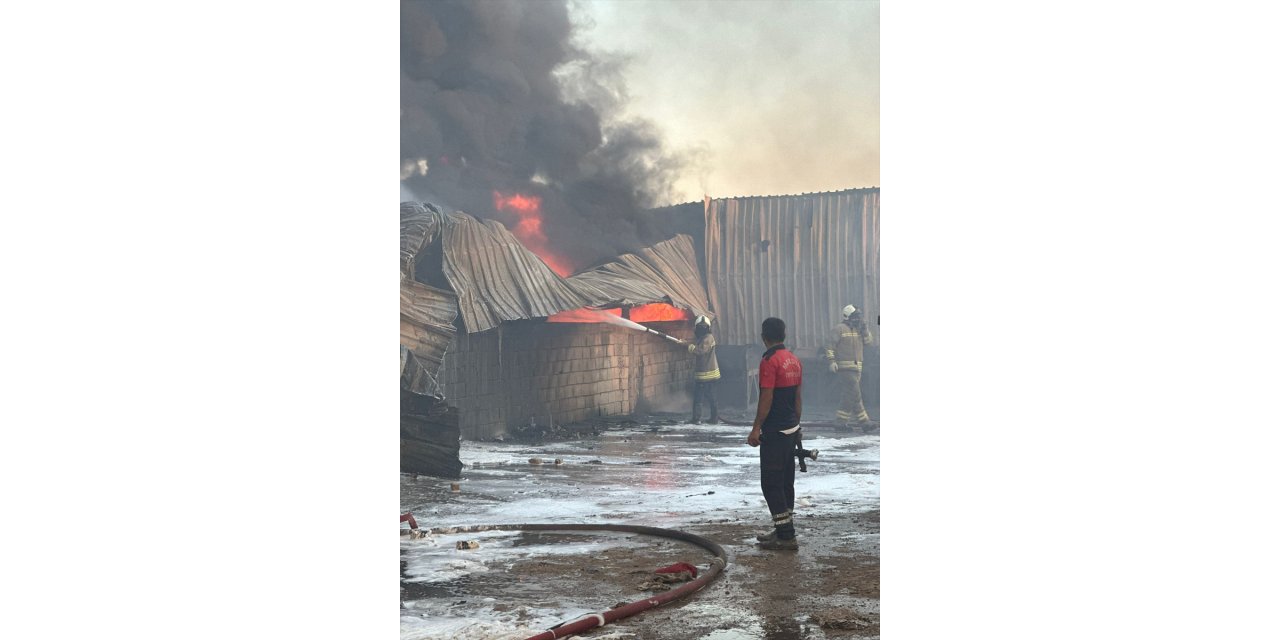 Mardin'de geri dönüşüm tesisinde çıkan yangın söndürüldü