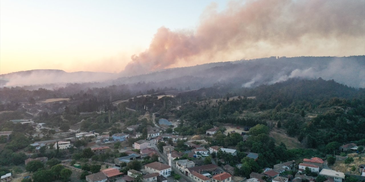 Çanakkale'de ormana sıçrayan anız yangınına müdahale sürüyor