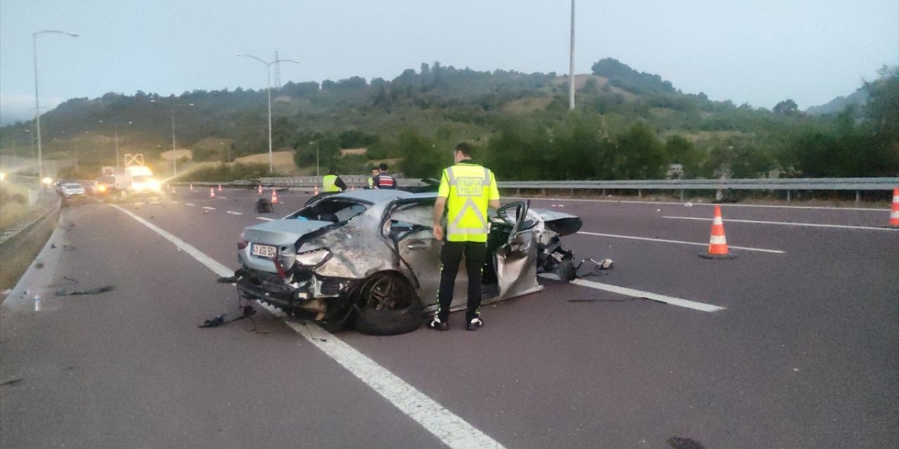 Bursa'da iki otomobilin çarpıştığı kazada 2 kişi öldü, 6 kişi de yaralandı