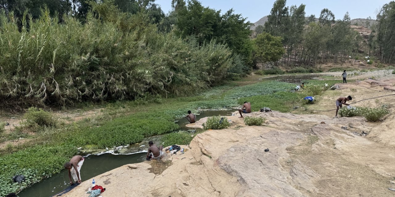 Etiyopya'da iç savaştan etkilenen bölgede su ihtiyacı dere ve nehirlerden karşılanıyor