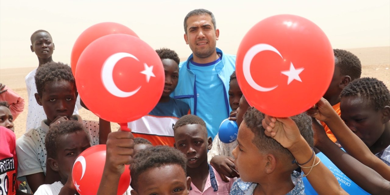 Sudanlı çocuklar TDV'nin dağıttığı balon ve şekerlerle sevindi