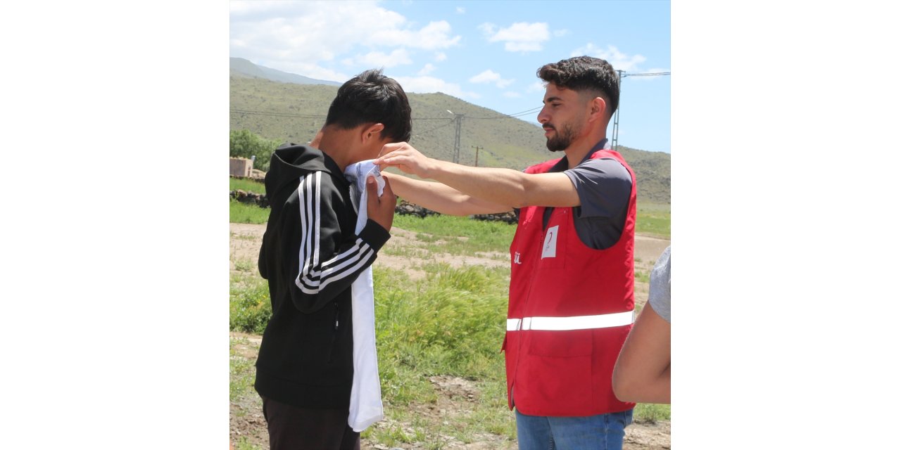 Türk Kızılay Ağrı Dağı'nın eteklerindeki köylerde ihtiyaç sahiplerine kıyafet dağıtıyor