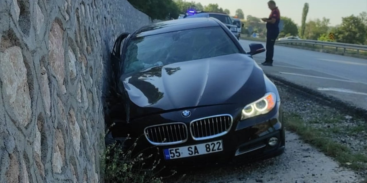 Amasya'da otomobil istinat duvarına çarptı, 1 kişi öldü, 4 kişi yaralandı