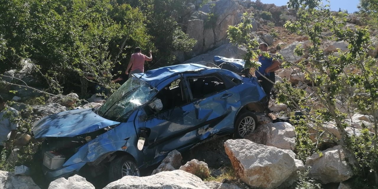 Osmaniye'de uçuruma yuvarlanan otomobildeki 5 kişi yaralandı