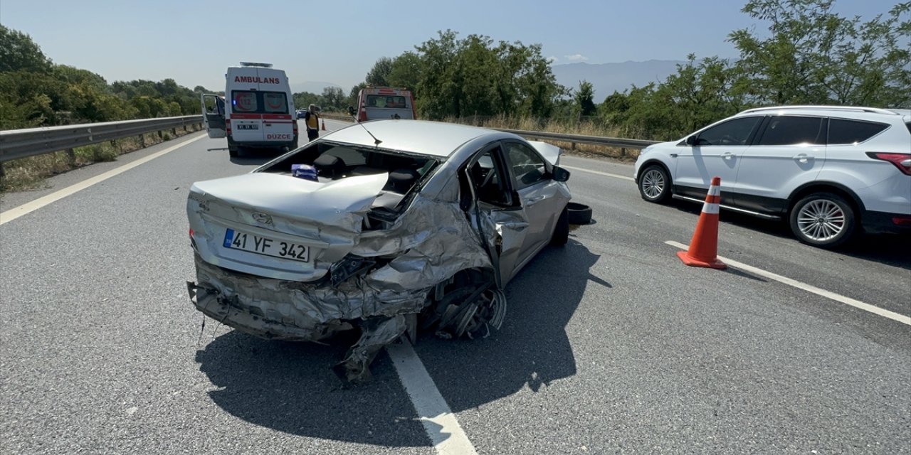 Anadolu Otoyolu'nda lastiği patlayan otomobil kaza yaptı, 2 kişi yaralandı