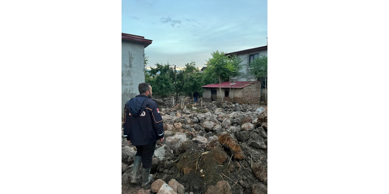 Kars'ta sel nedeniyle bazı ev ve ahırlarda hasar oluştu