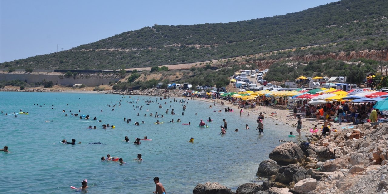 Mersin'deki plajlar, bayram tatilini denizde geçirmek isteyenleri ağırlıyor