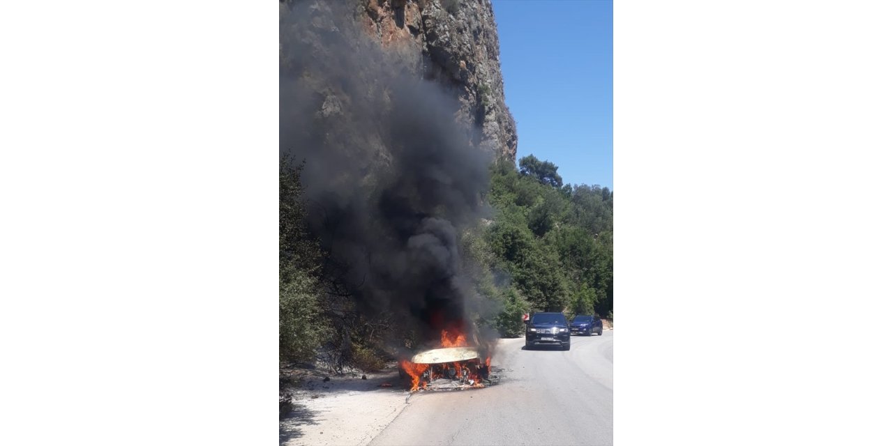 Antalya'da otomobilden ormanlık alana sıçrayan yangın söndürüldü