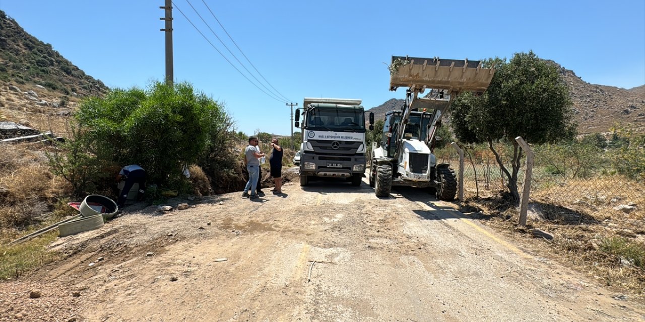 Bodrum'da içme suyu isale hattının patlamasıyla oluşan çukura otomobil düştü