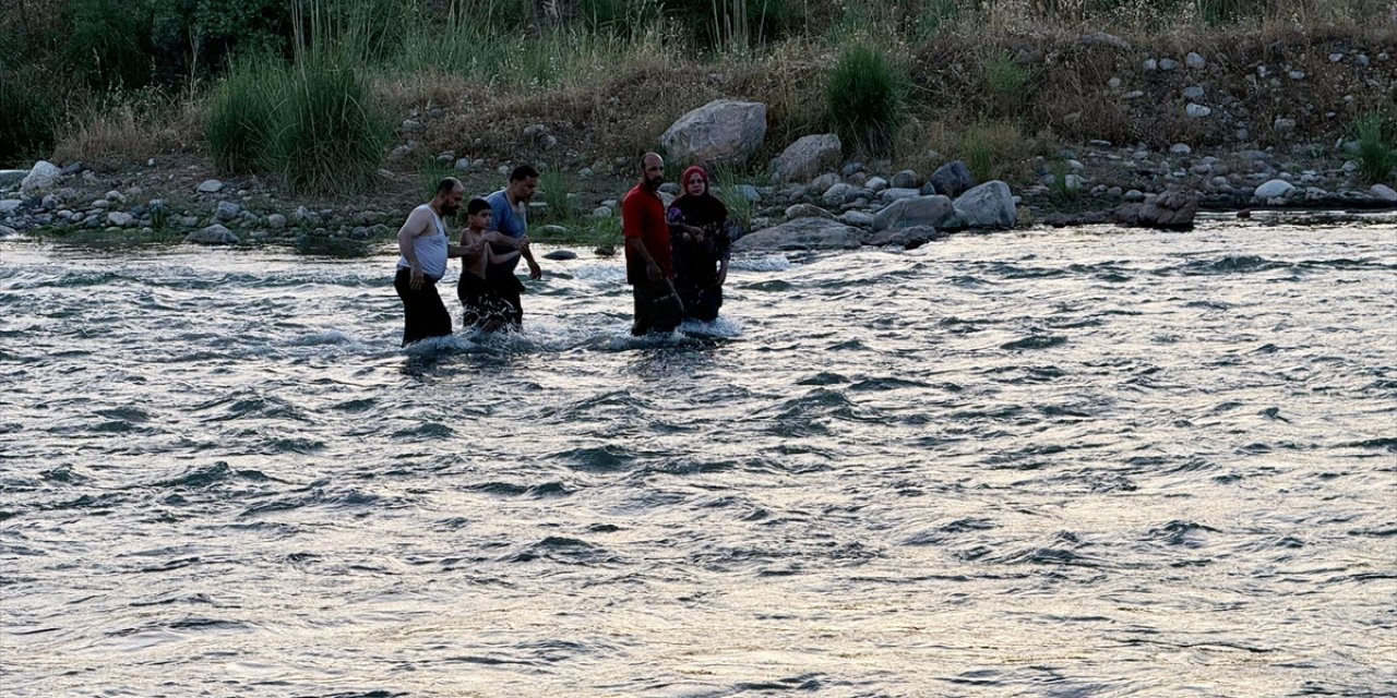 Siirt'te suyun yükselmesi sonucu çayda mahsur kalan 11 kişi kurtarıldı