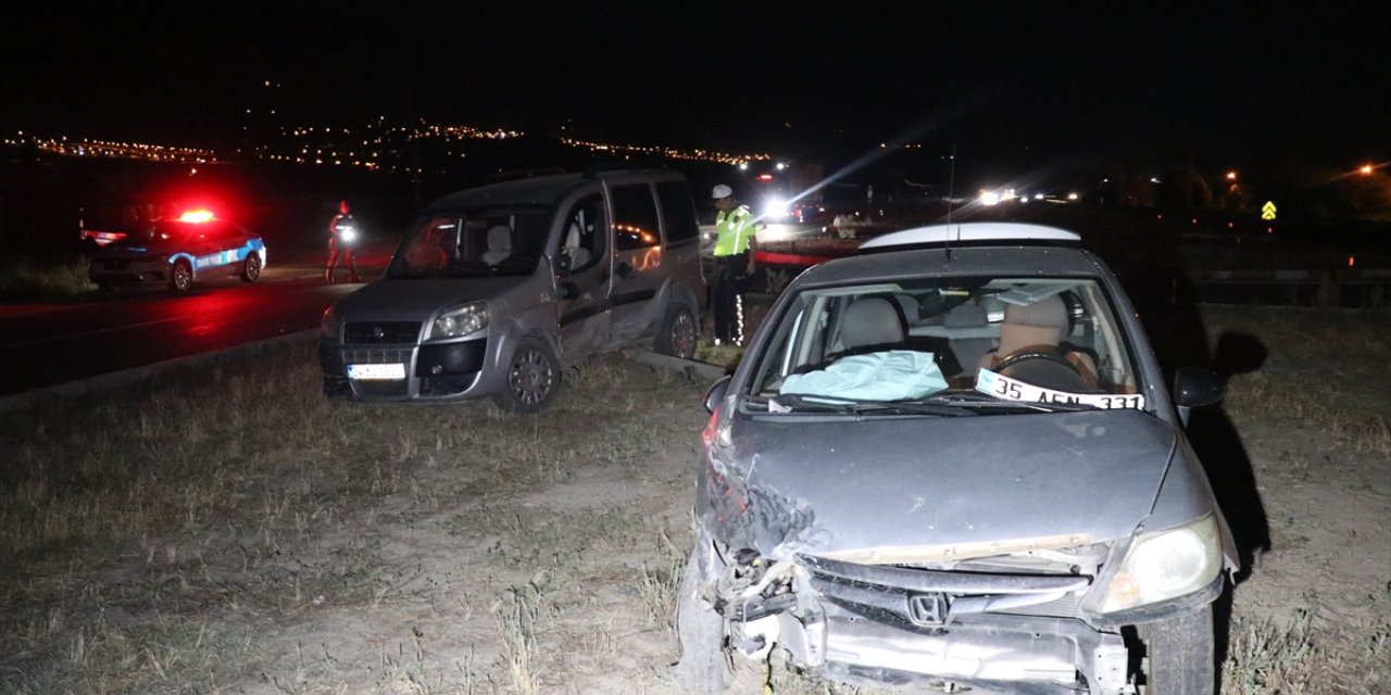 Erzincan’da hafif ticari araç ile otomobilin çarpıştığı kazada 5 kişi yaralandı