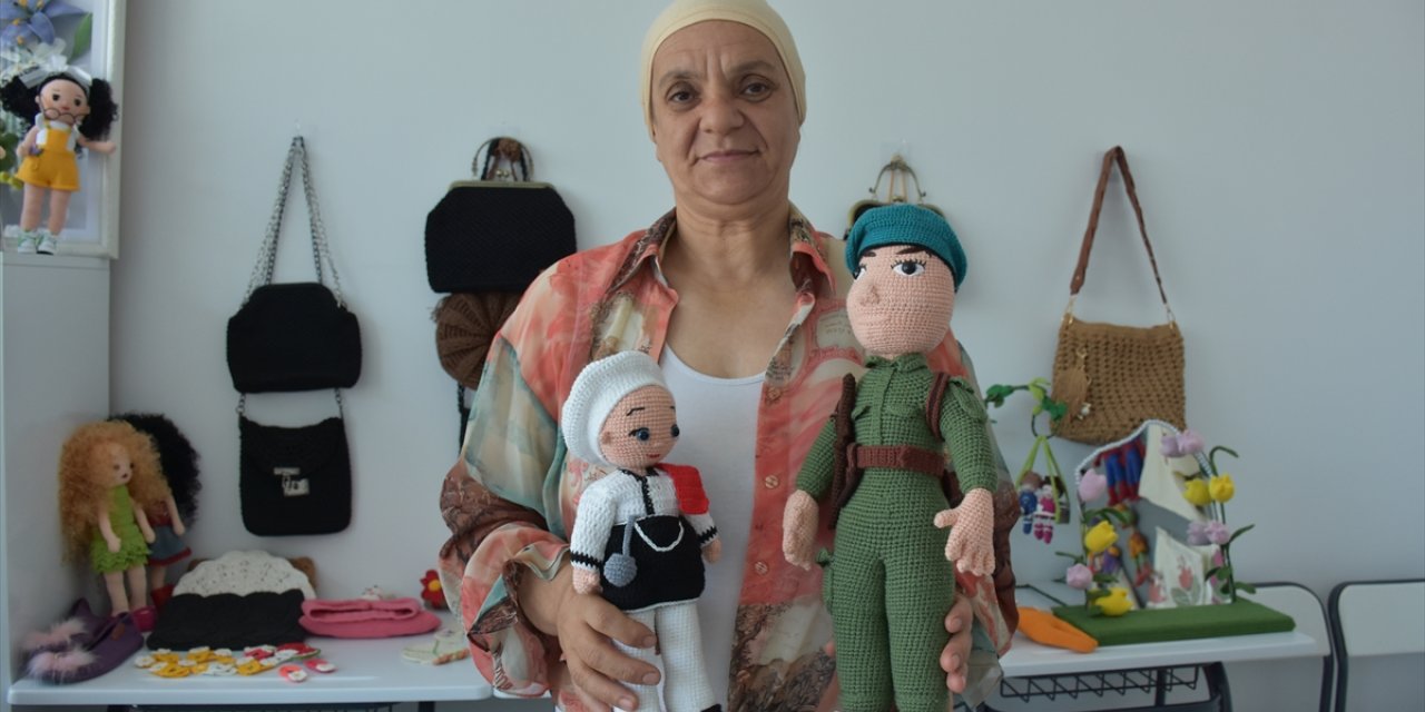 Hafızasını "amigurumi bebek" örerek güçlendiriyor