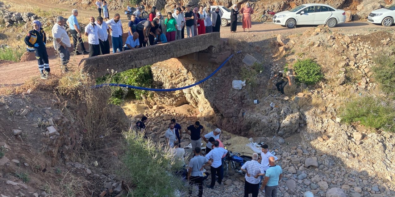 Gaziantep'te dere yatağına düşen sepetli motosikletteki 1 kişi öldü, 1 kişi yaralandı