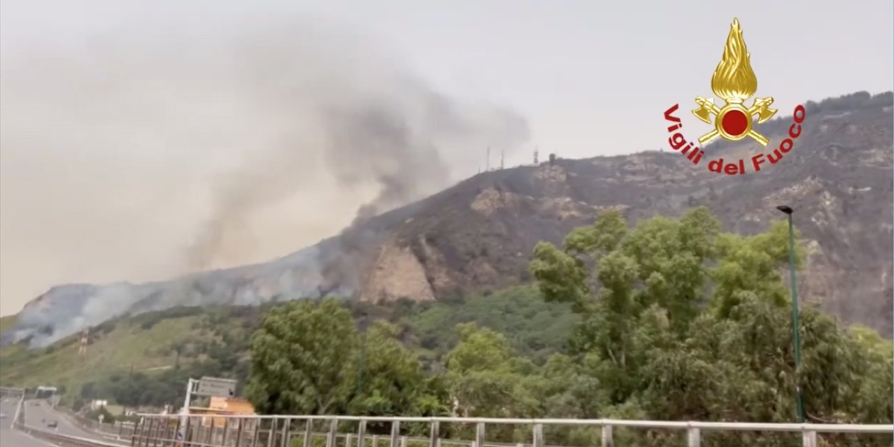 İtalya'da Napoli yakınlarında çıkan orman yangını kontrol altına alındı