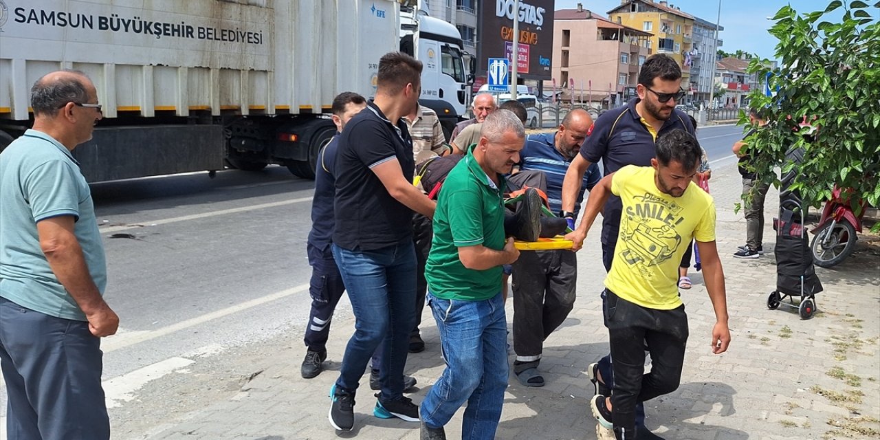 Samsun'da katı atık taşıyan tıra çarpan motosikletteki 2 kişi yaralandı