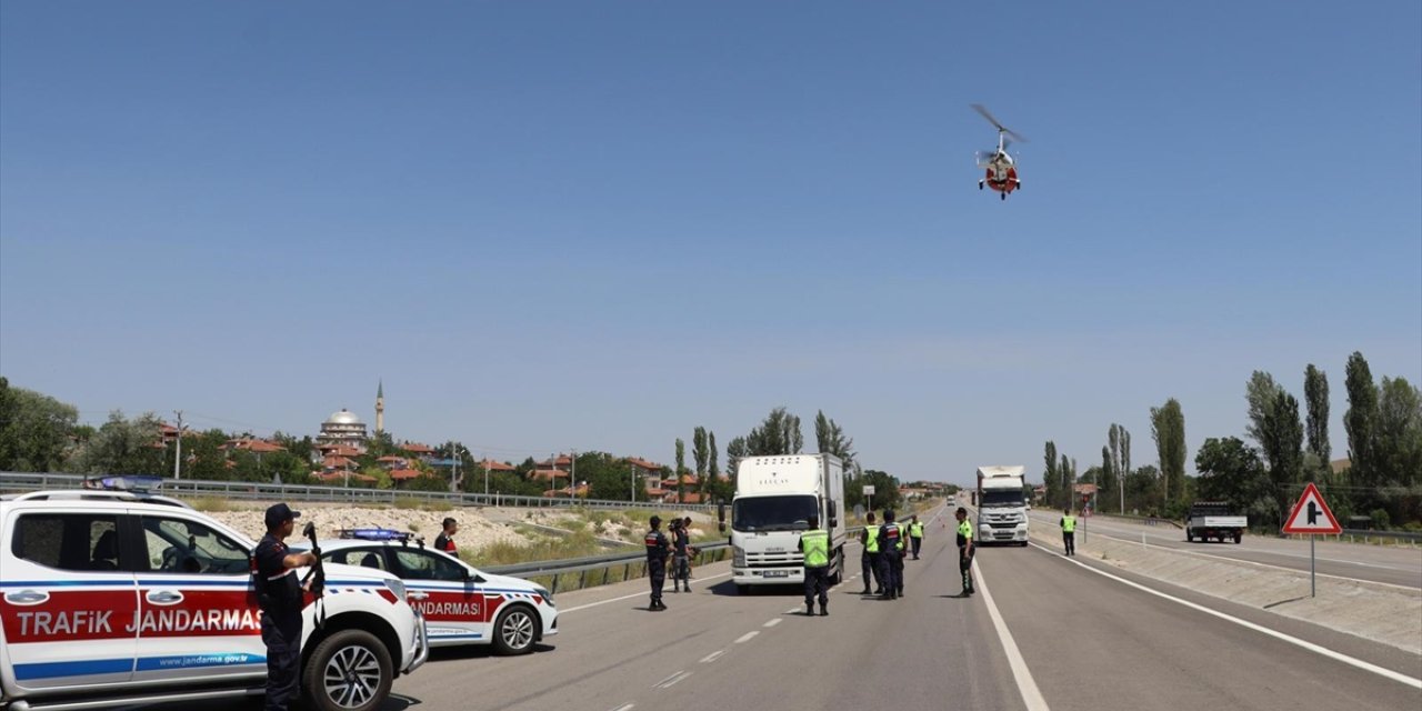 Afyonkarahisar'da jandarma ekipleri cayrokopterle denetim yaptı