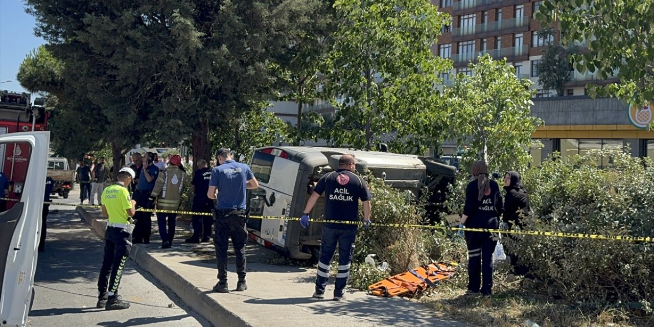 Pendik'te kaldırıma çıkan hafif ticari aracın çarptığı kişi öldü