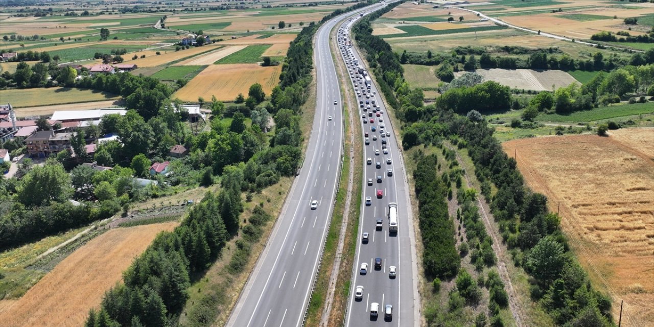 Anadolu Otoyolu'nun Bolu kesiminde 3 kişinin yaralandığı kaza ulaşımı aksattı