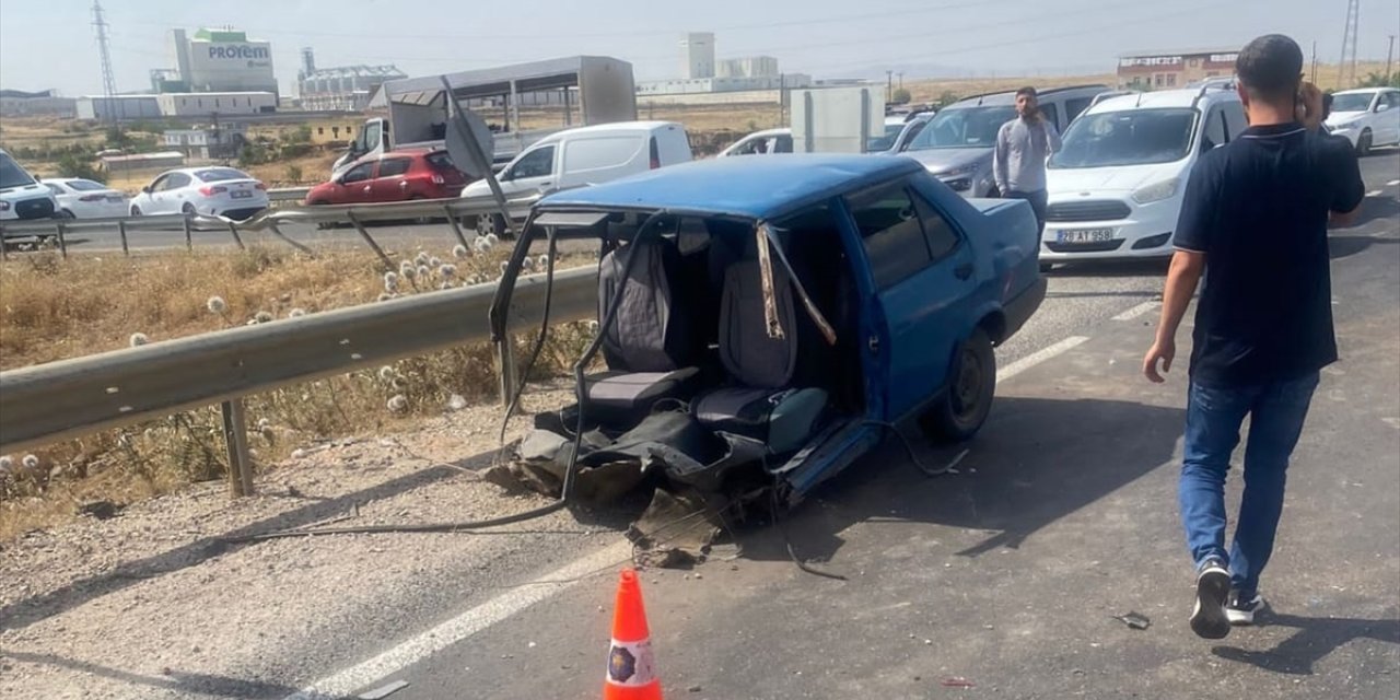 Diyarbakır'da iki otomobilin çarpıştığı kazada 4 kişi yaralandı