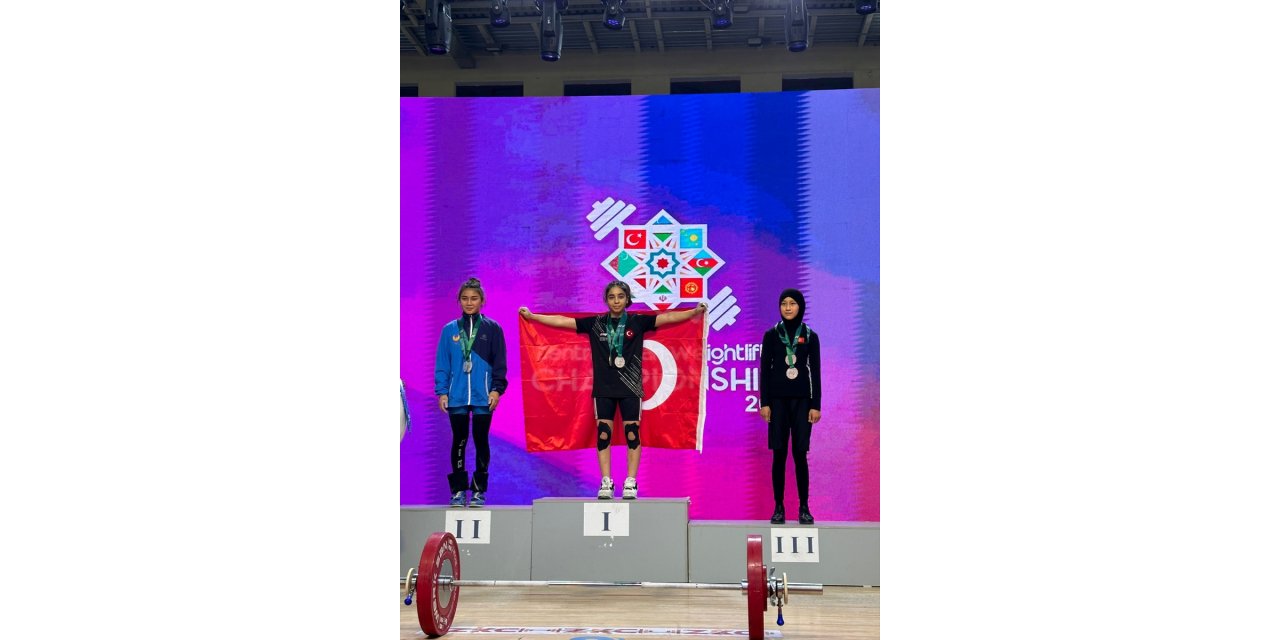 Elifnur Kılınç, 17 Yaş Altı Asya Halter Şampiyonası'nda 3 altın madalya kazandı
