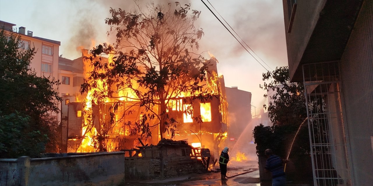 Sinop'ta çıkan yangında bir ev yandı, iki ev zarar gördü