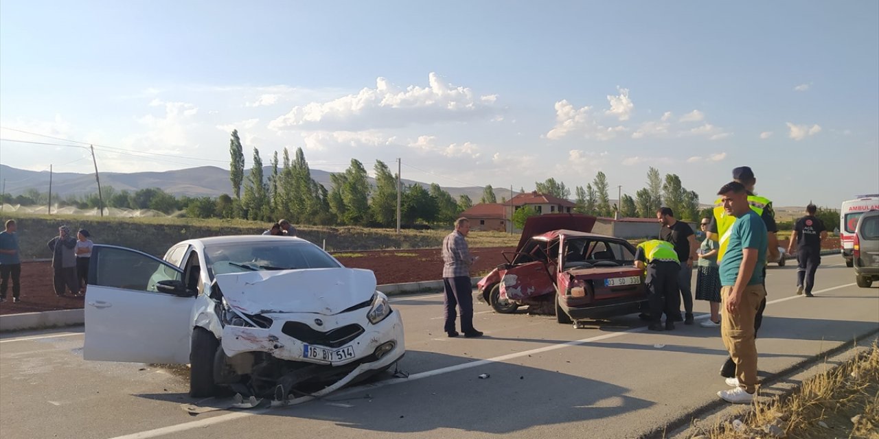 Afyonkarahisar'da iki otomobilin çarpışması sonucu 1 kişi öldü 7 kişi yaralandı