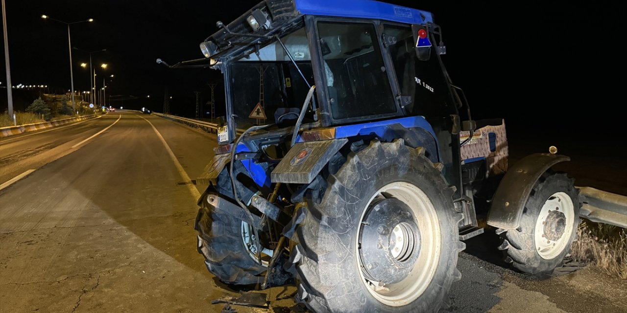 Ağrı'da otomobil ile traktör çarpıştı 7 kişi yaralandı