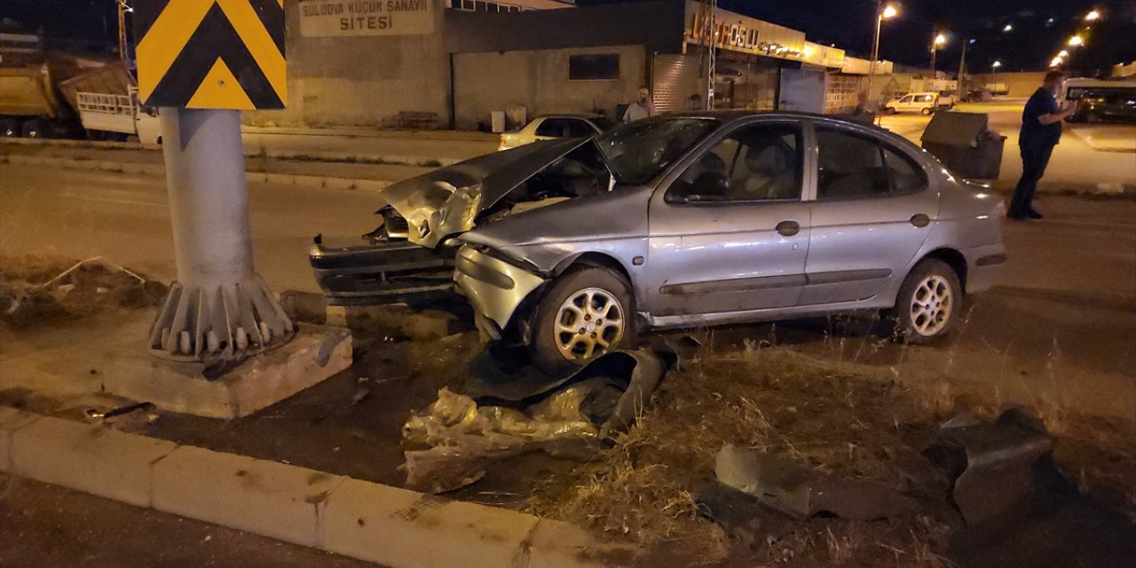 Amasya'da yön tabelasının direğine çarpan otomobildeki 2 kişi yaralandı