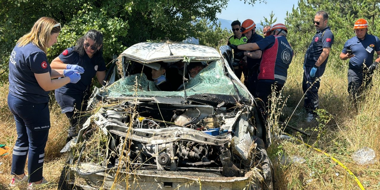 Bolu'da bariyere çarparak takla atan otomobildeki 5 kişi yaralandı