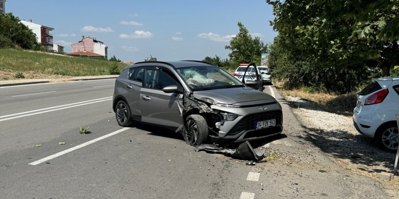 Edirne'de ağaca çarpan otomobildeki 2 kişi yaralandı