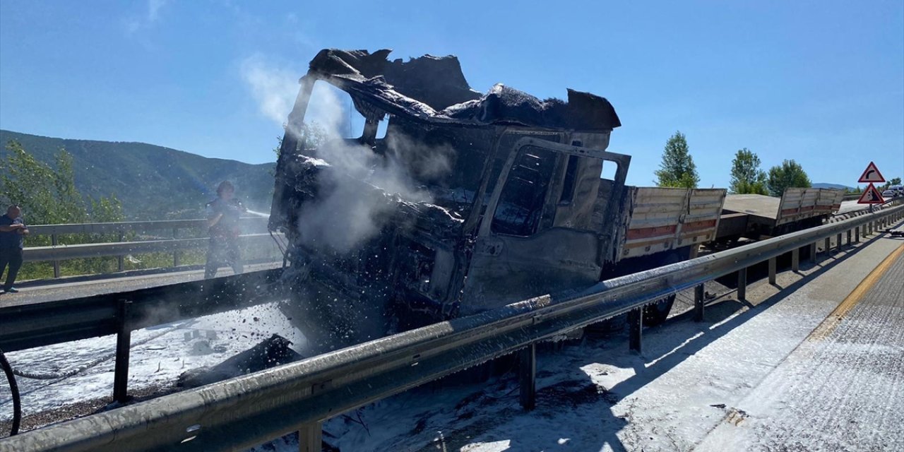 Çankırı'da tırdan düşen beton blokun çarptığı otomobilin sürücüsü öldü