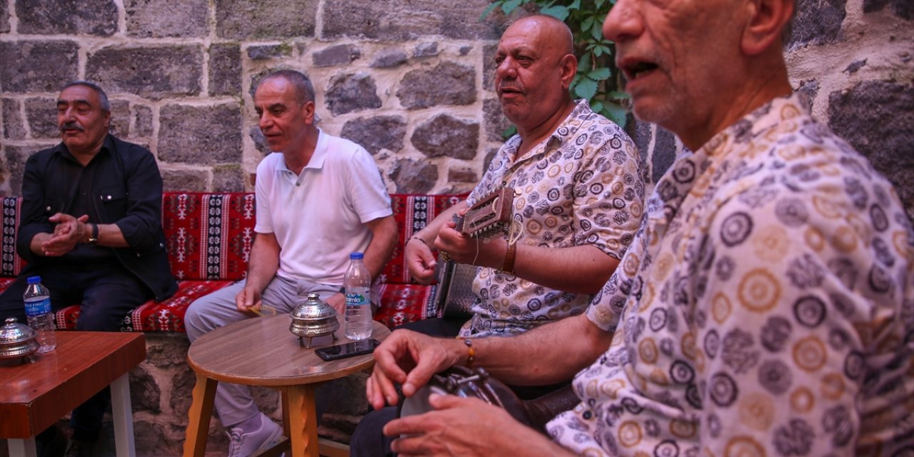 Gönüllü olarak seslendirdikleri Diyarbakır türküleriyle tarihi mekanı şenlendiriyorlar